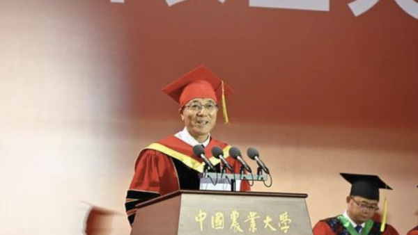 牛360配资 光明时评：毕业典礼校长花式宠学生，一种珍贵的仪式感